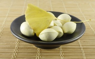 路边这种小果子别捡别吃，小心中毒！