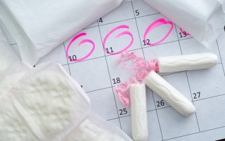 姨妈量少颜色偏黑褐色？ 雌激素水平低 内膜损伤 调理周期【姨妈量少颜色偏黑褐色】