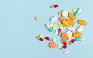 医生将2粒药打成21粒患者索赔10万！过量服药到底有多危险？【医生将2粒药打成3粒】