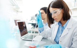 牙周炎怎么办？先挂号牙周科还是先自己用药控制【得了牙周炎怎么办】